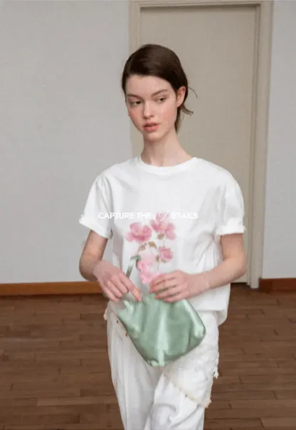 Floral Print Graphic Tee with Crew Neck and Short Sleeves