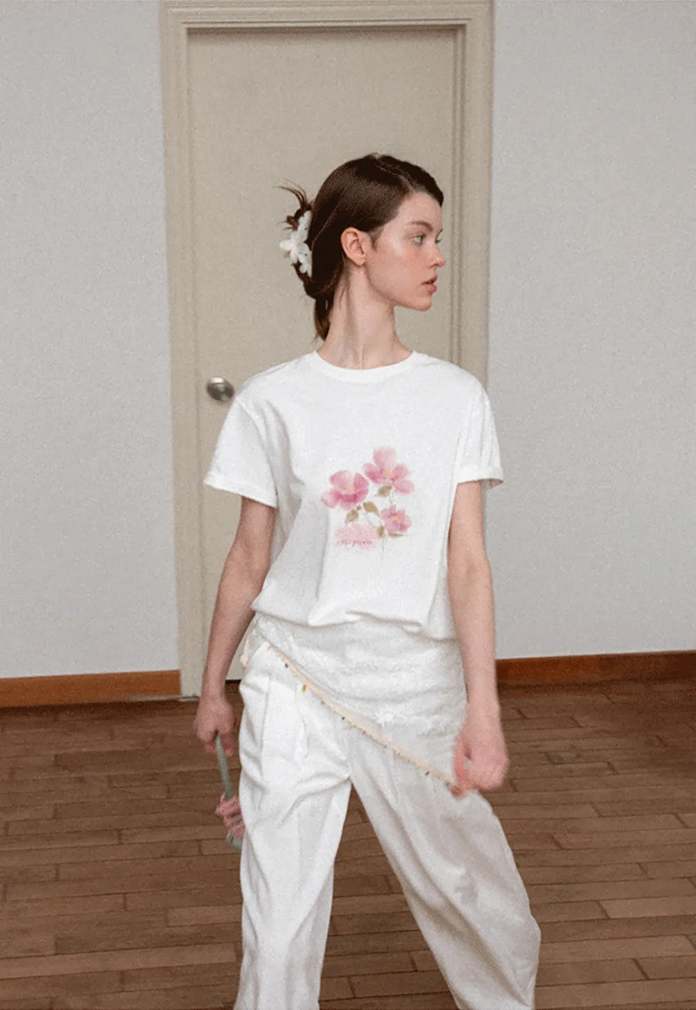 Floral Print Graphic Tee with Crew Neck and Short Sleeves