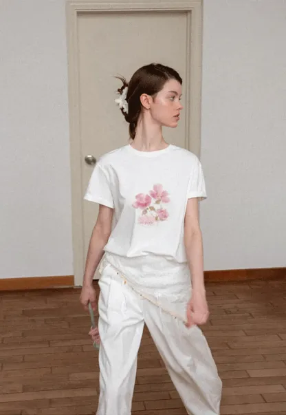 Floral Print Graphic Tee with Crew Neck and Short Sleeves