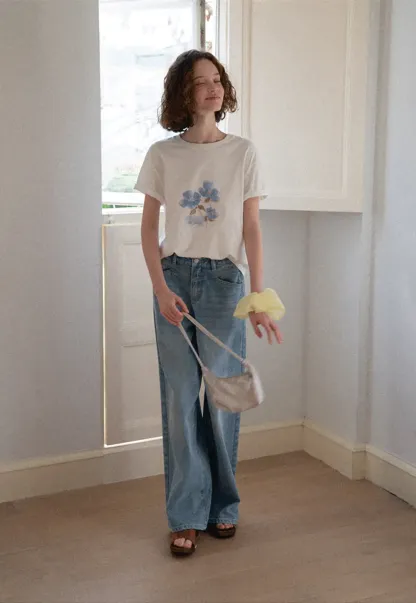 Floral Print Graphic Tee with Crew Neck and Short Sleeves