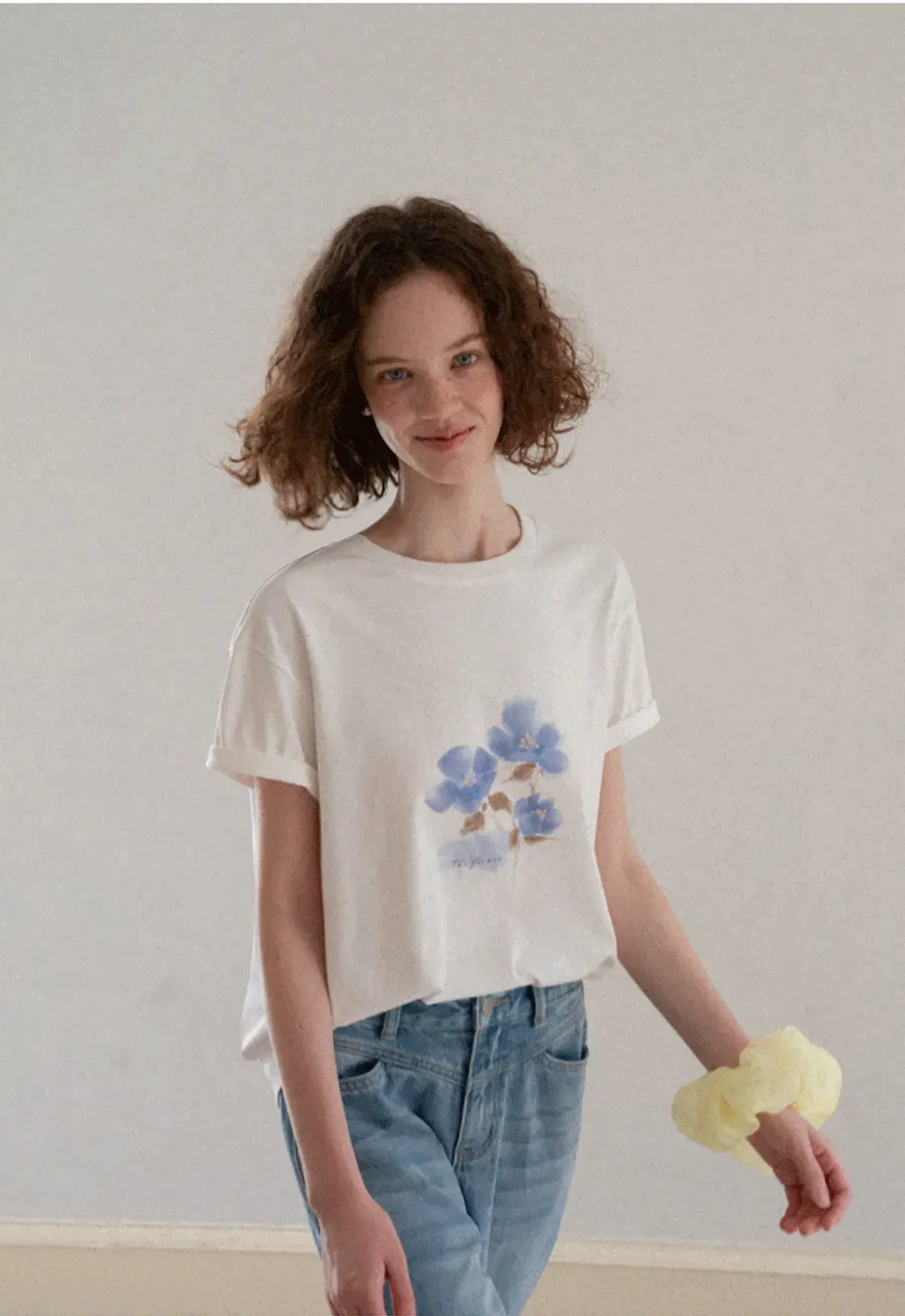 Floral Print Graphic Tee with Crew Neck and Short Sleeves