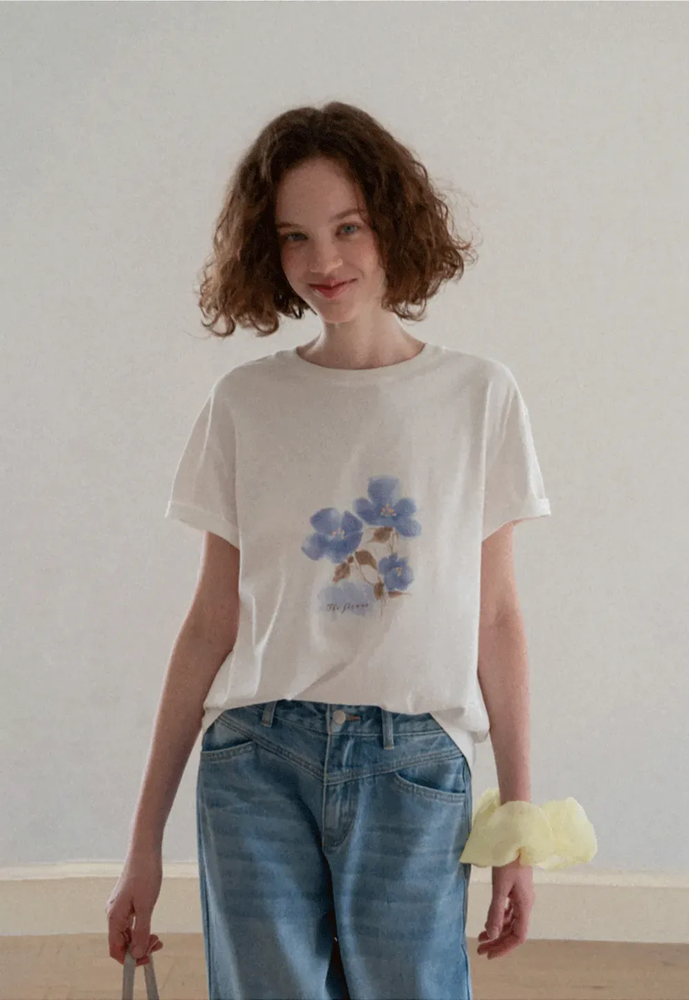 Floral Print Graphic Tee with Crew Neck and Short Sleeves