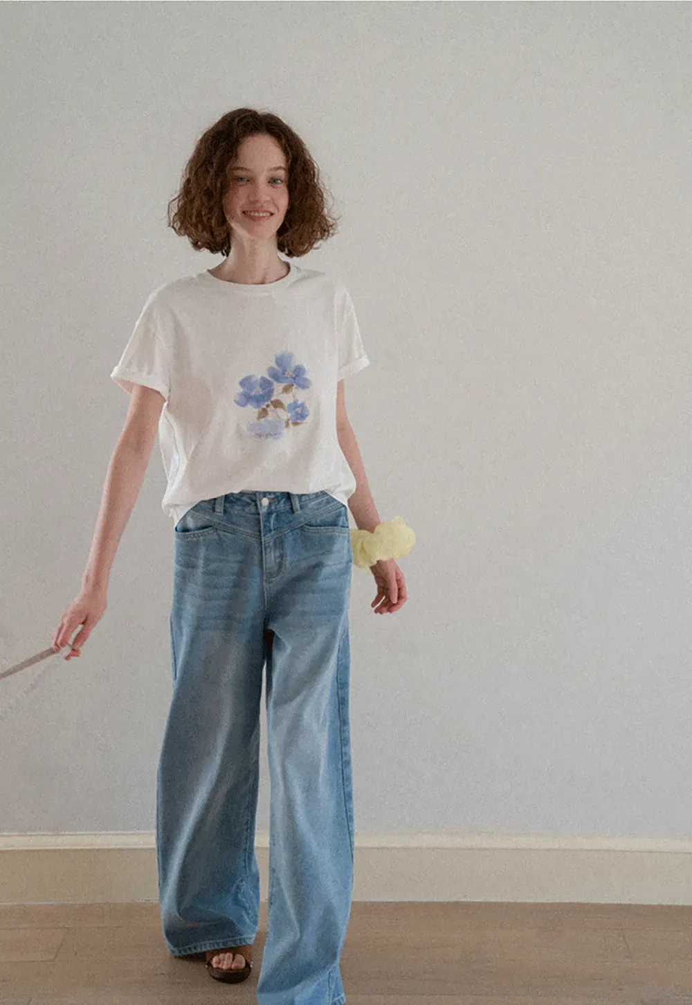 Floral Print Graphic Tee with Crew Neck and Short Sleeves