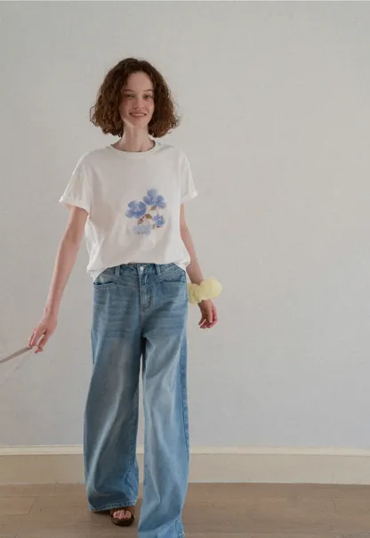 Floral Print Graphic Tee with Crew Neck and Short Sleeves