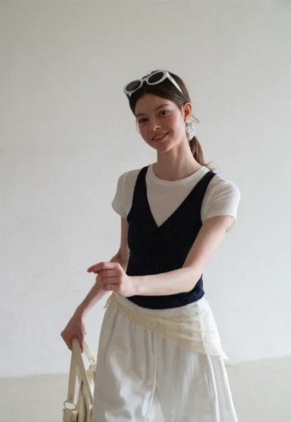 V Neck Sleeveless Top With Polka Dot Pattern