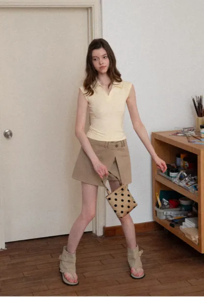 Sleeveless polo neck knit top