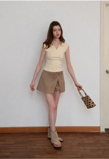 Sleeveless polo neck knit top