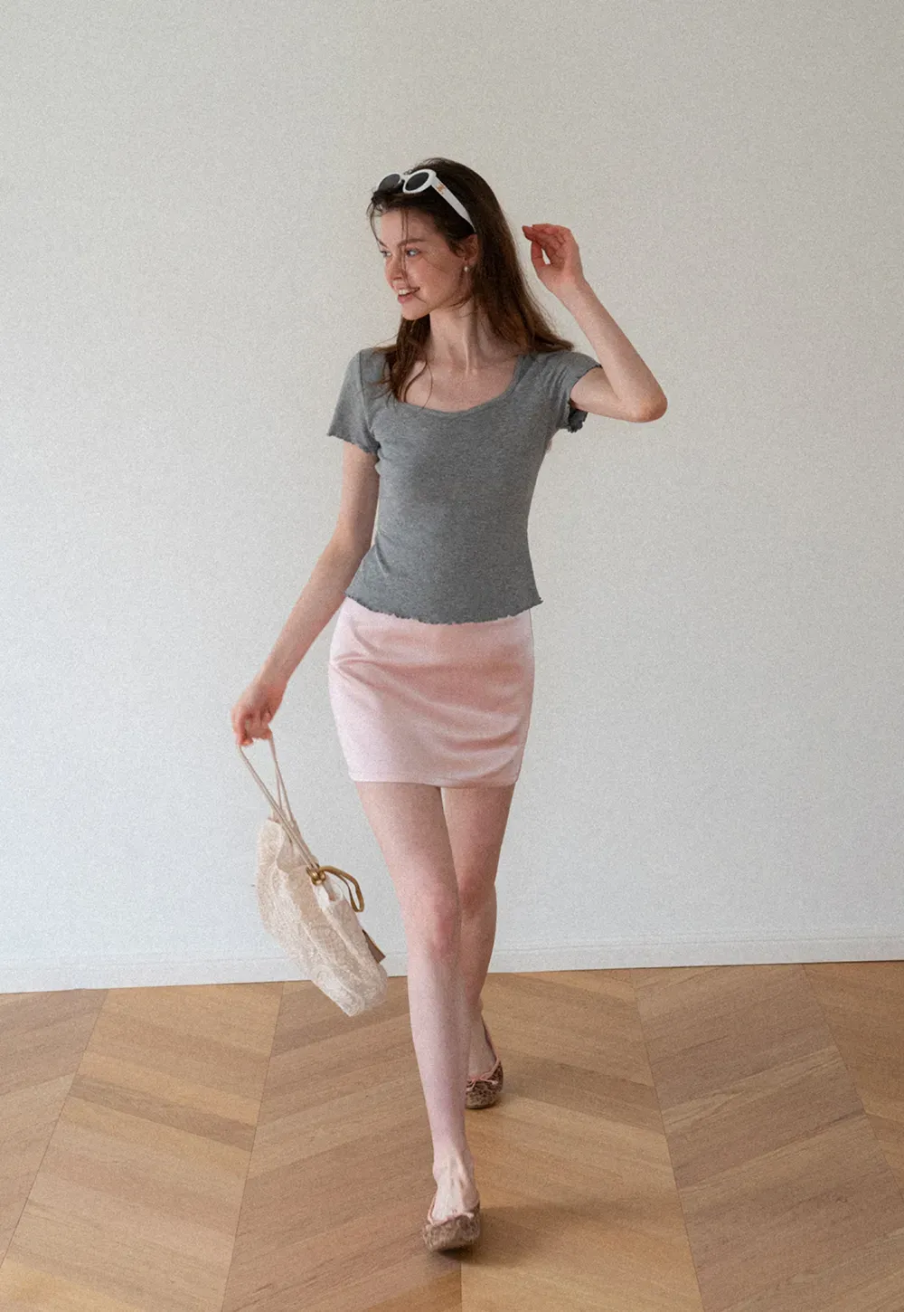 Scalloped Hem V Neck Short Sleeve Knit Tshirt