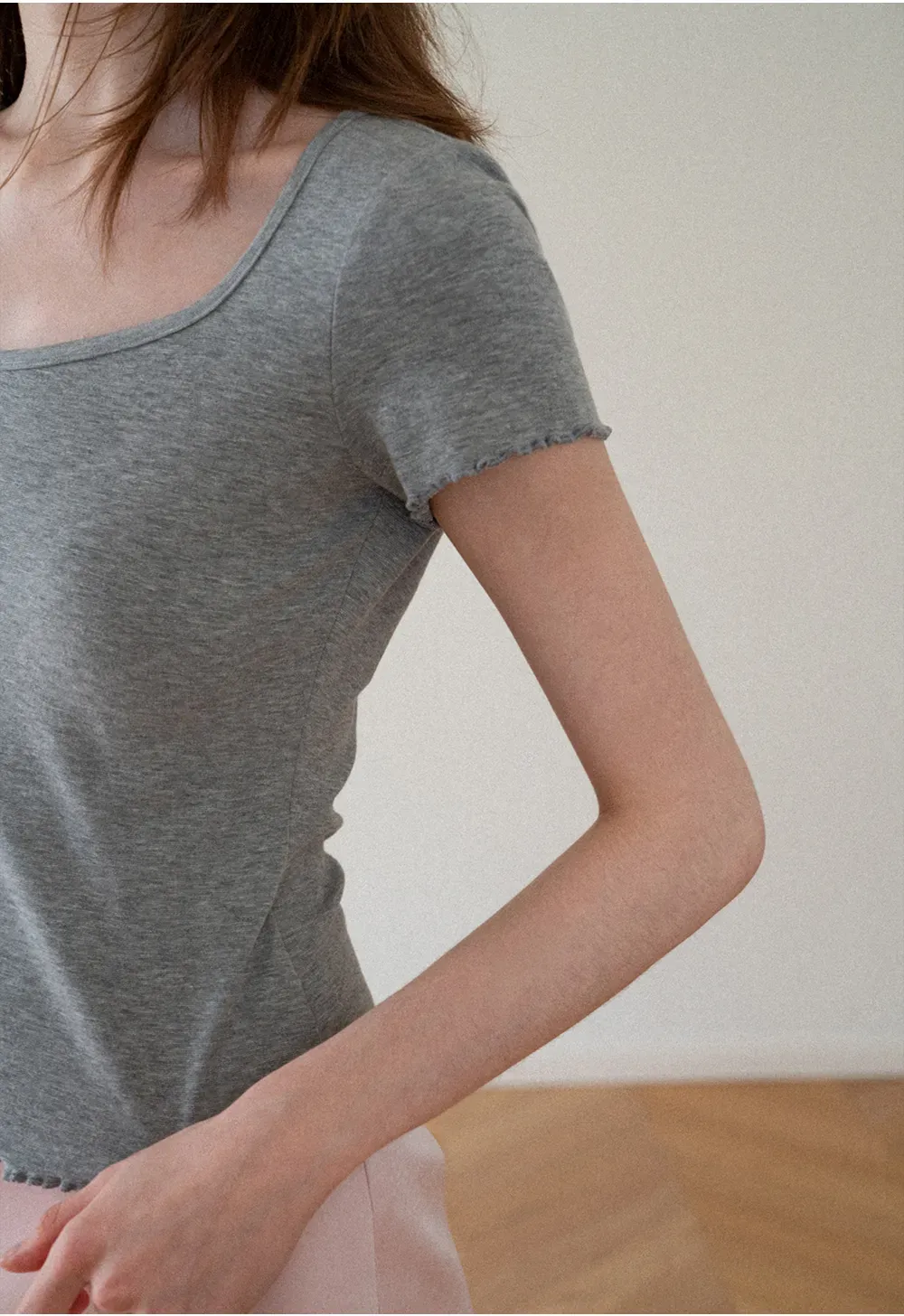 Scalloped Hem V Neck Short Sleeve Knit Tshirt