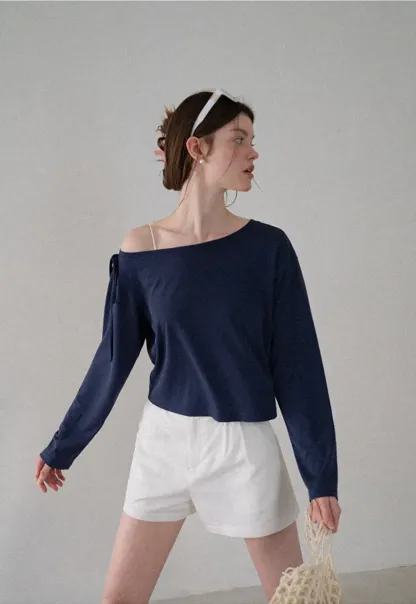 Haut en tricot à manches longues dénudées avec détail de nœud sur le côté