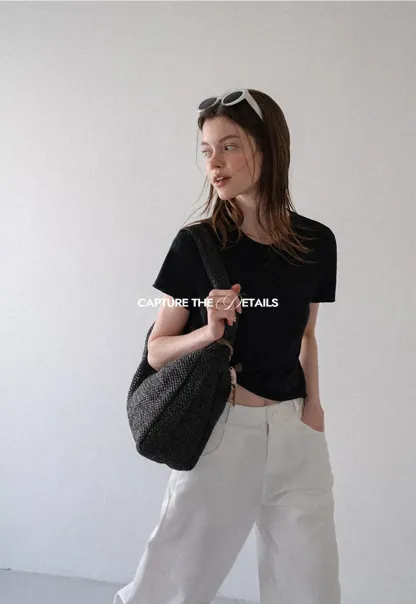 T-shirt court avec détail de nœud sur le côté