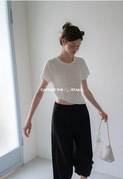 T-shirt court avec détail de nœud sur le côté