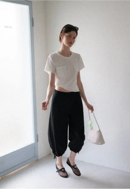 T-shirt court avec détail de nœud sur le côté