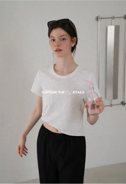 T-shirt court avec détail de nœud sur le côté