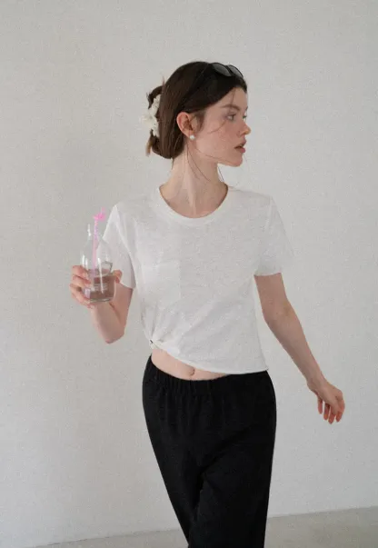 T-shirt court avec détail de nœud sur le côté