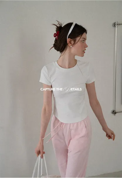 T-shirt à manches courtes et col rond coupe ajustée