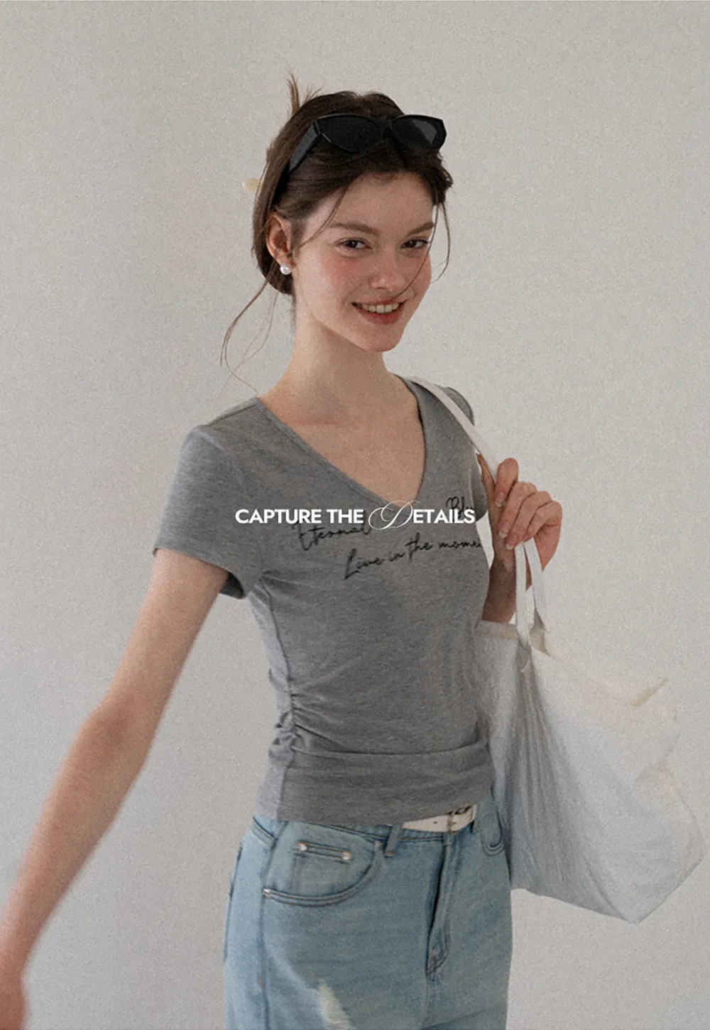 T-shirt à col en V, manches courtes et imprimé graphique