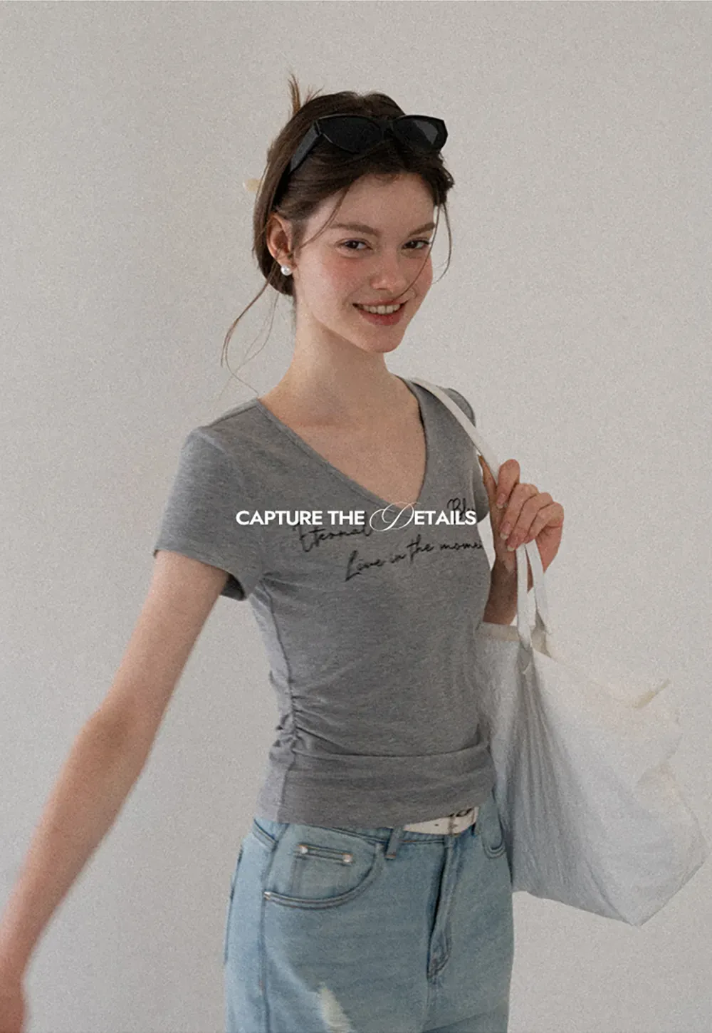 T-shirt à col en V, manches courtes et imprimé graphique