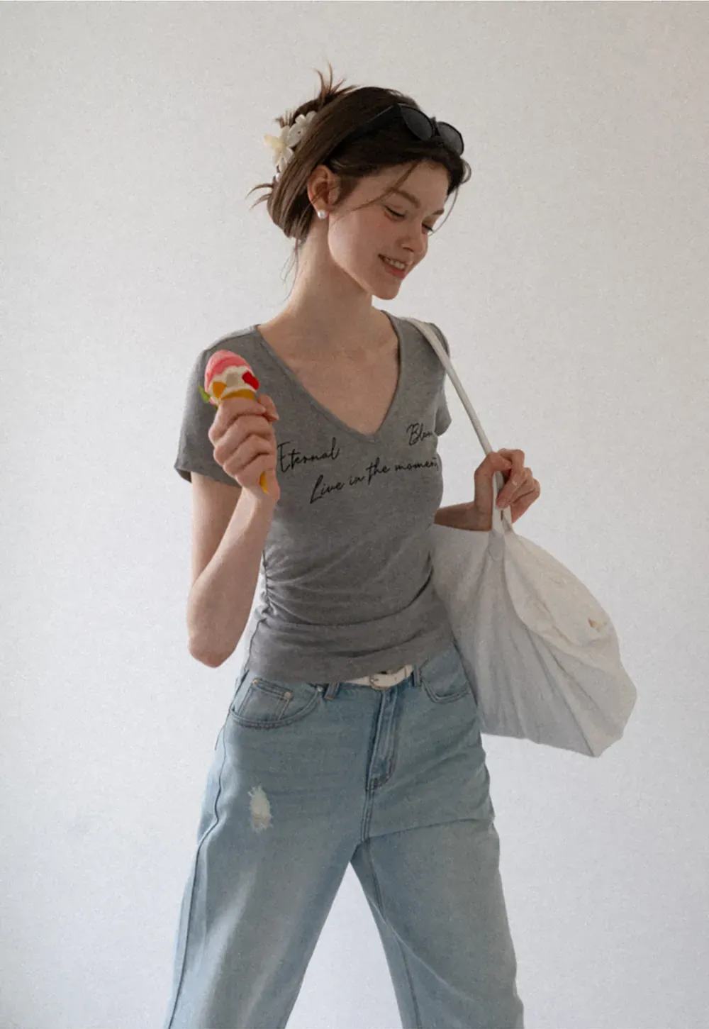 T-shirt à col en V, manches courtes et imprimé graphique