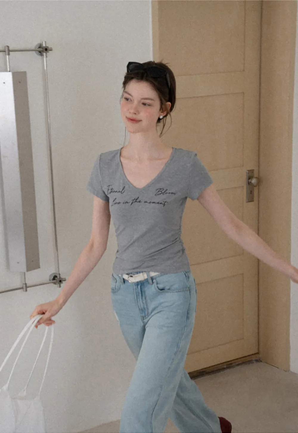 T-shirt à col en V, manches courtes et imprimé graphique