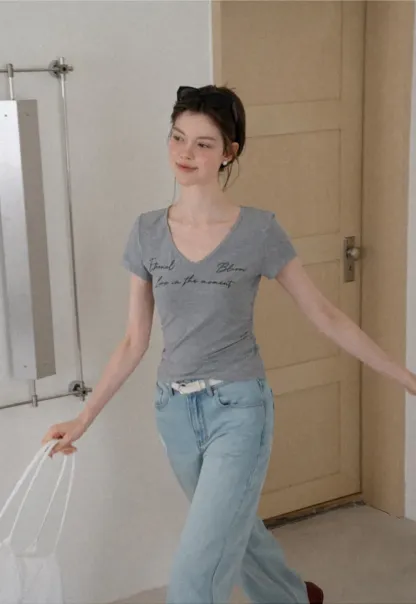 T-shirt à col en V, manches courtes et imprimé graphique