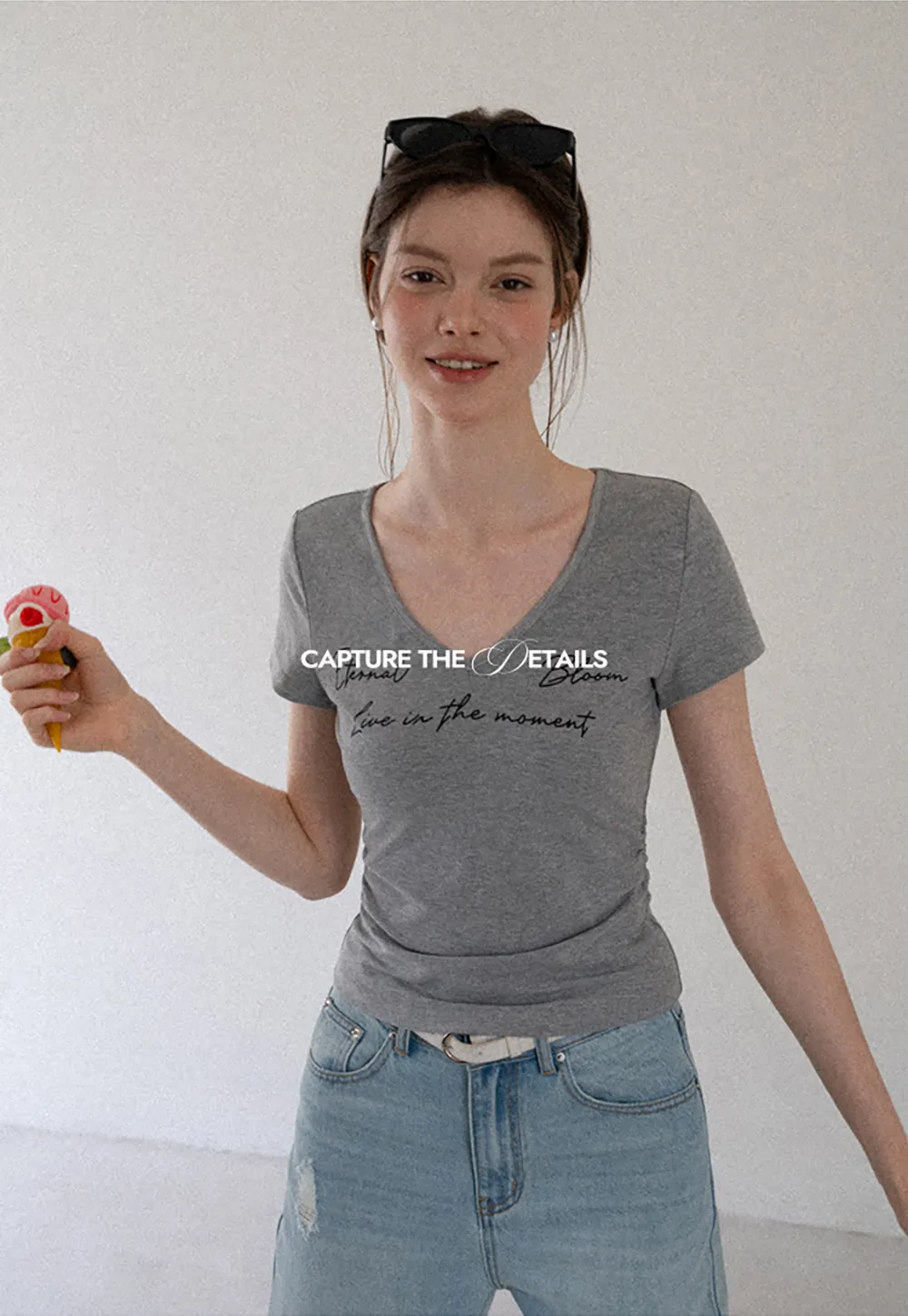 T-shirt à col en V, manches courtes et imprimé graphique