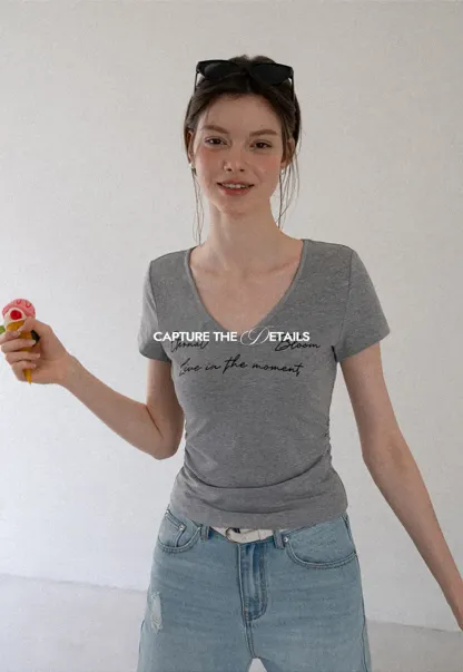 T-shirt à col en V, manches courtes et imprimé graphique