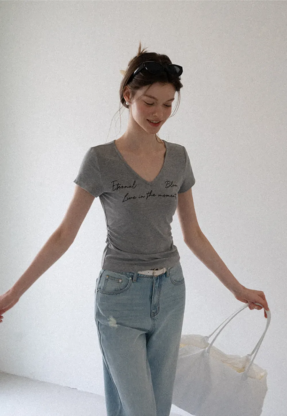 T-shirt à col en V, manches courtes et imprimé graphique