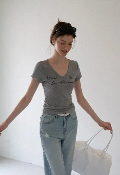 T-shirt à col en V, manches courtes et imprimé graphique