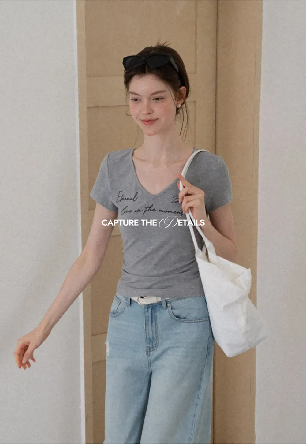 T-shirt à col en V, manches courtes et imprimé graphique