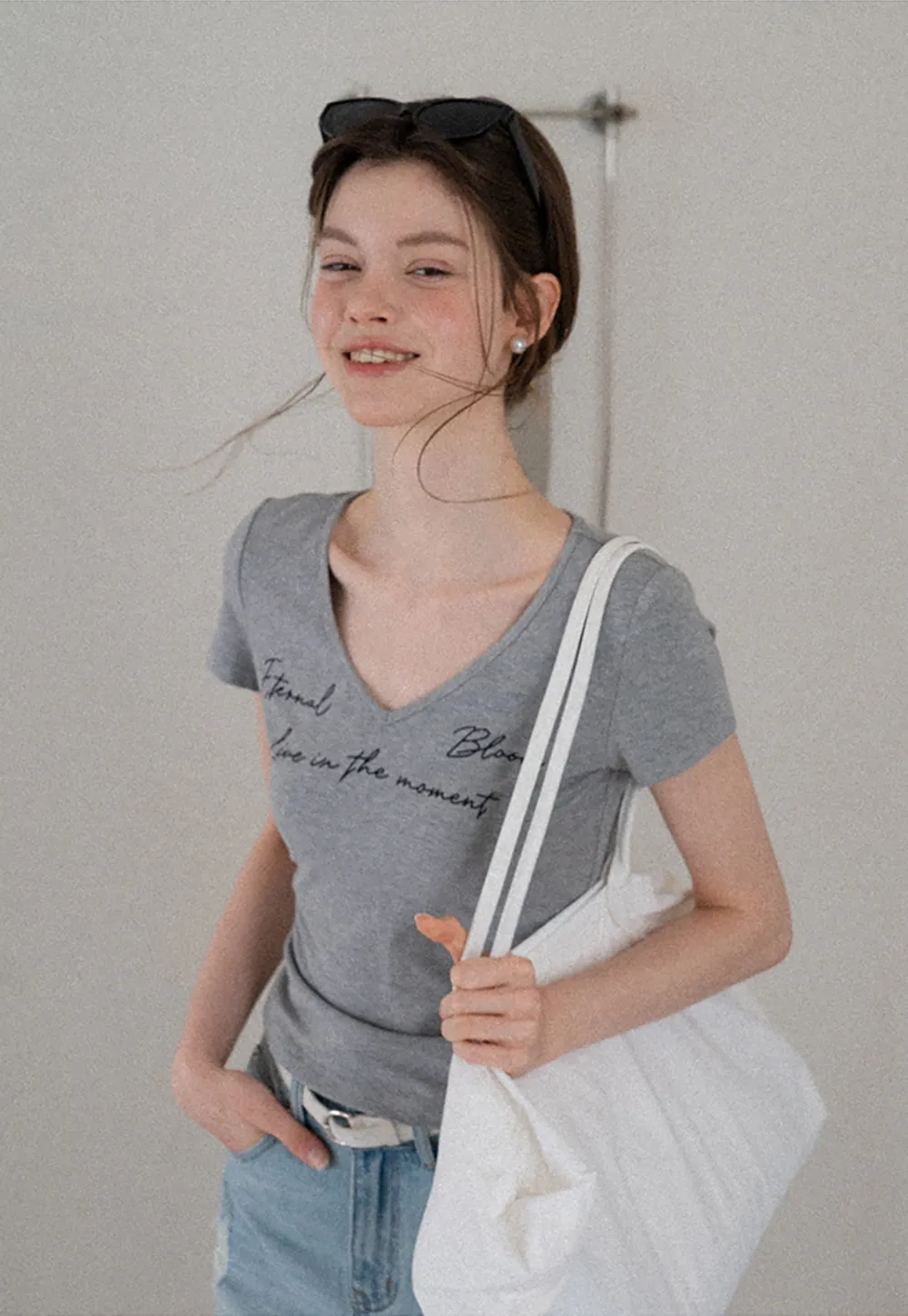 T-shirt à col en V, manches courtes et imprimé graphique