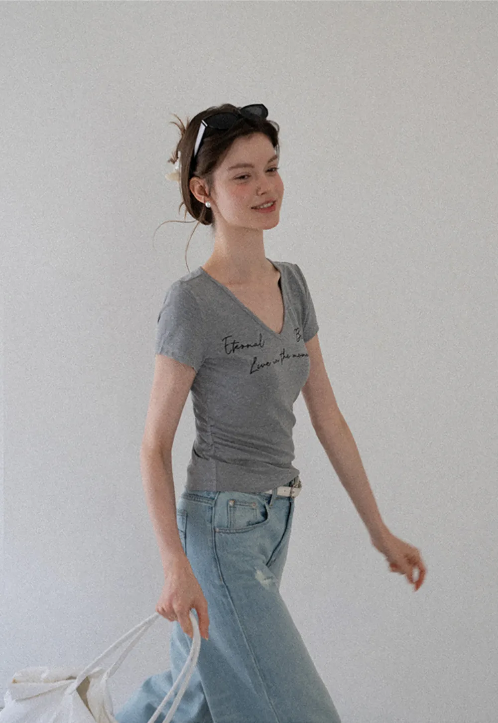 T-shirt à col en V, manches courtes et imprimé graphique