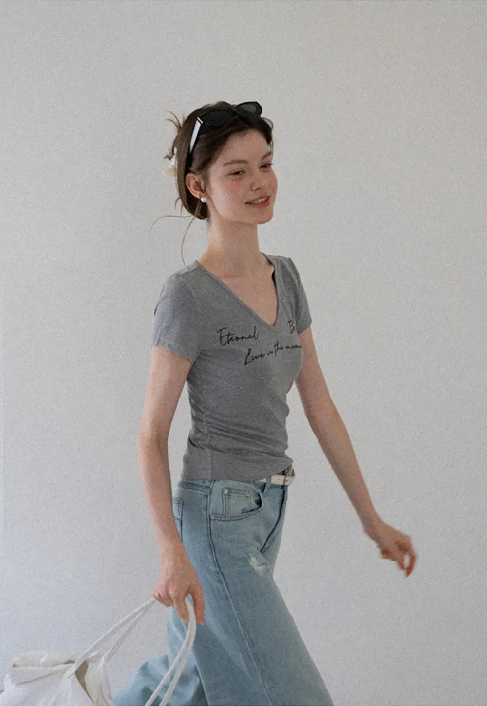 T-shirt à col en V, manches courtes et imprimé graphique
