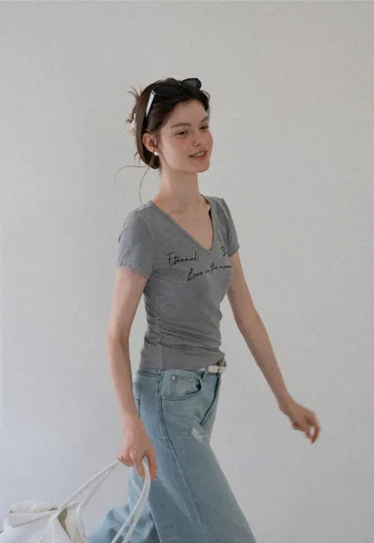 T-shirt à col en V, manches courtes et imprimé graphique
