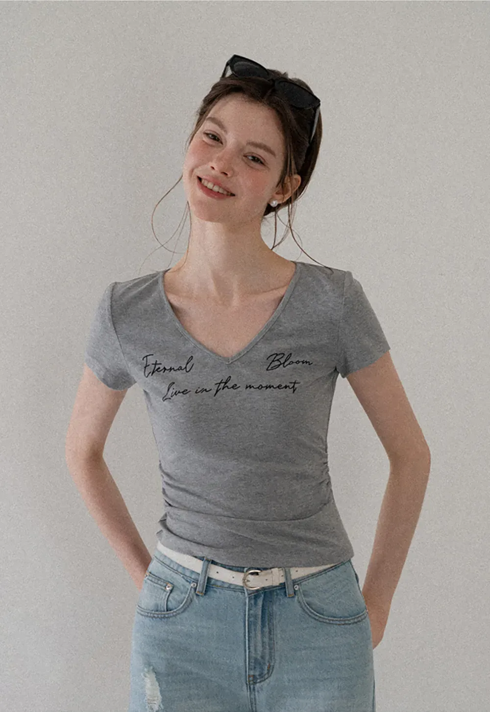 T-shirt à col en V, manches courtes et imprimé graphique