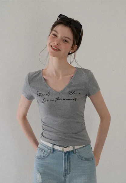 T-shirt à col en V, manches courtes et imprimé graphique