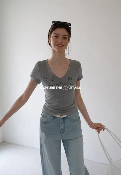 T-shirt à col en V, manches courtes et imprimé graphique