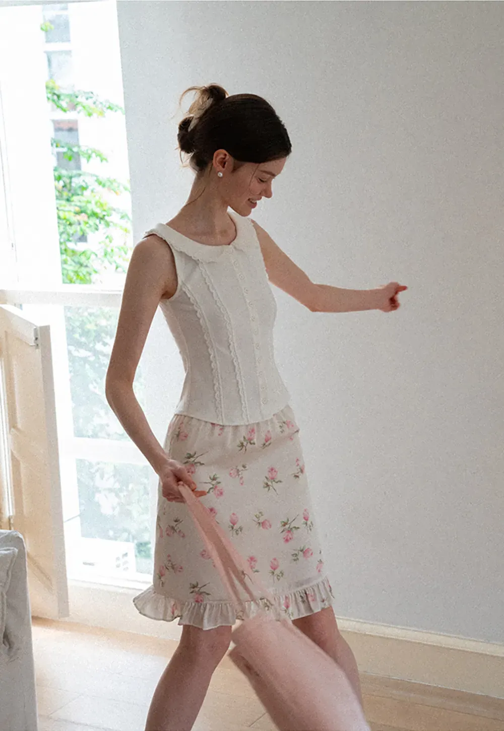 Lace Trim Peter Pan Collar Sleeveless Top