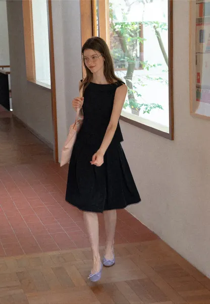 Peplum Hem Sleeveless Top and Pleated Skirt