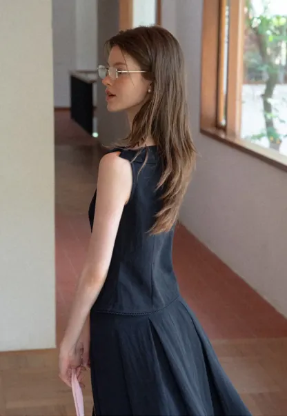 Peplum Hem Sleeveless Top and Pleated Skirt
