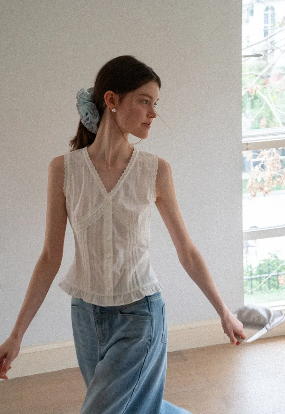 Lace Trim V Neck Sleeveless Shirt