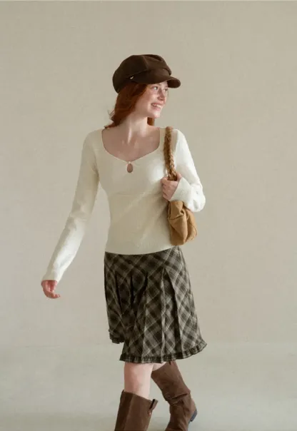 V Neck Ribbed Knit Sweater with Keyhole Detail