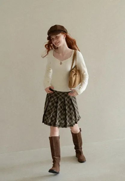 V Neck Ribbed Knit Sweater with Keyhole Detail
