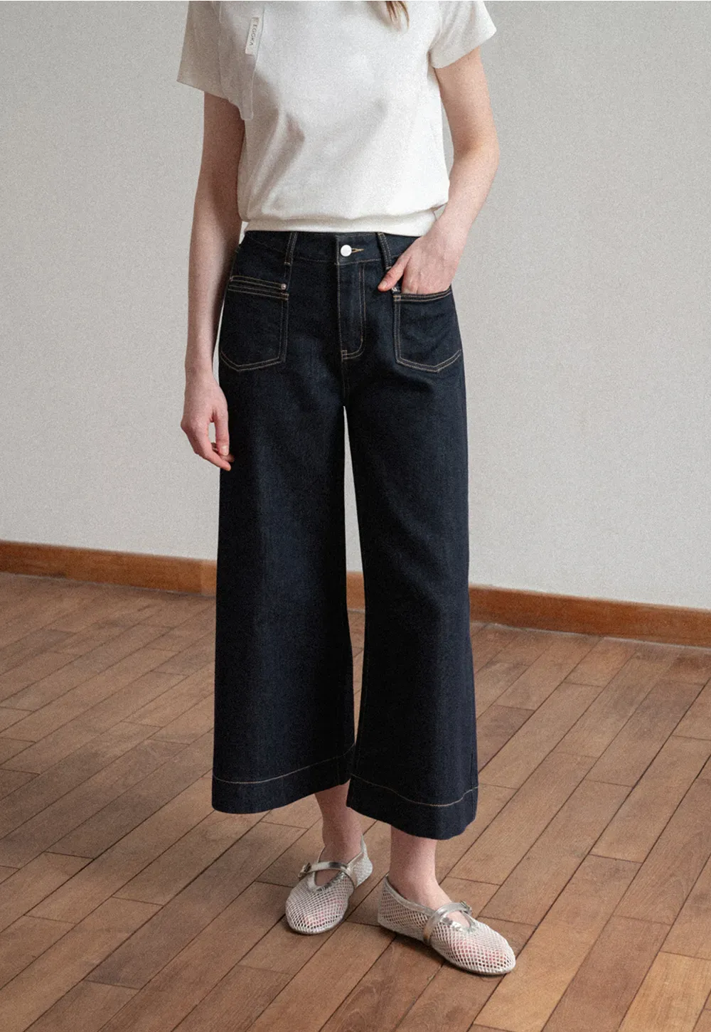 Wide leg cropped denim pants with contrast stitching