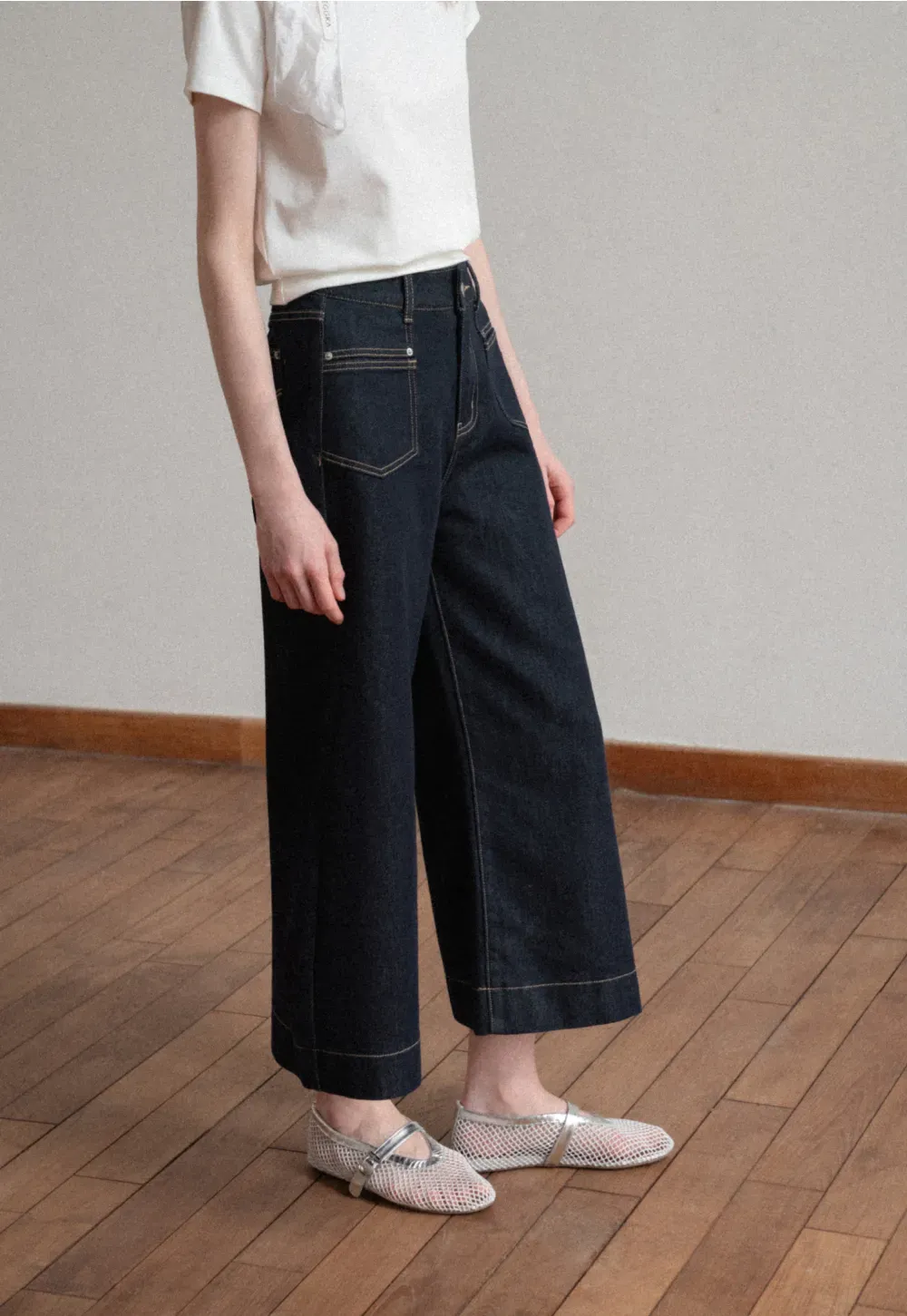 Wide leg cropped denim pants with contrast stitching