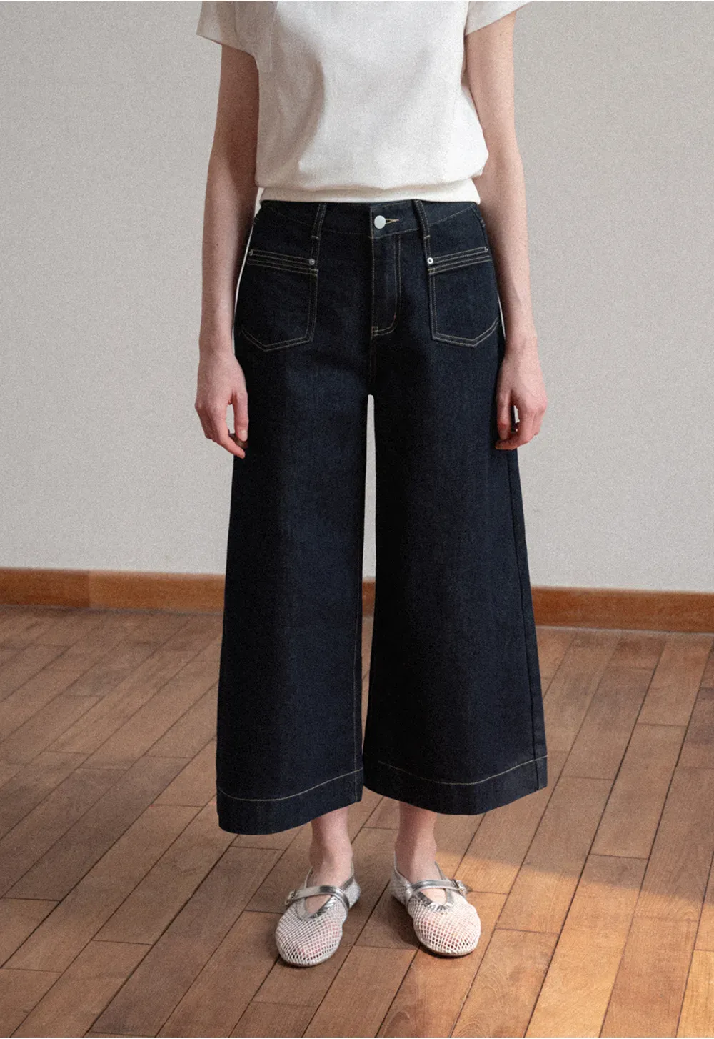 Wide leg cropped denim pants with contrast stitching