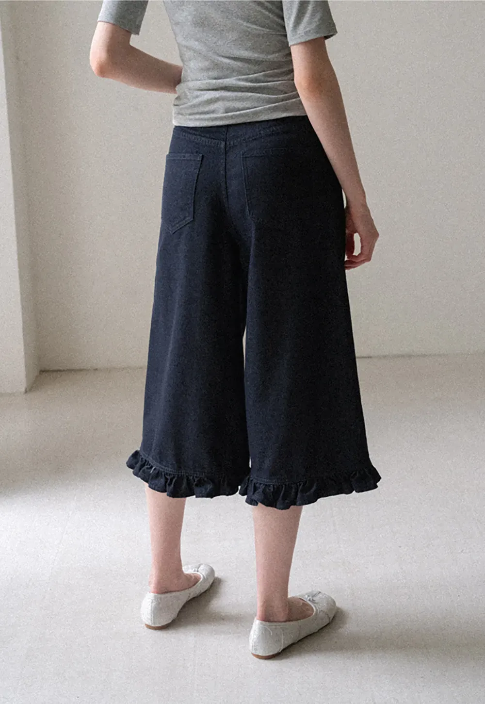 Ruffled Hem Cropped Denim Pants