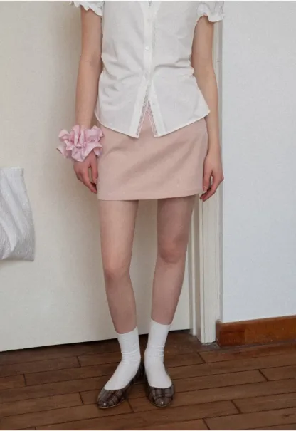 Short skirt with lace trim and button front