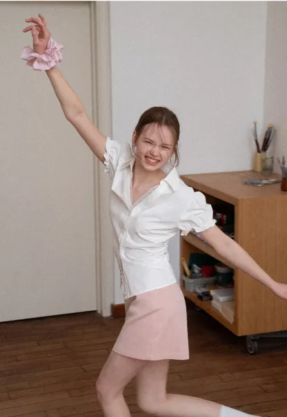 Short skirt with lace trim and button front