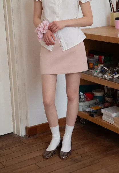 Short skirt with lace trim and button front